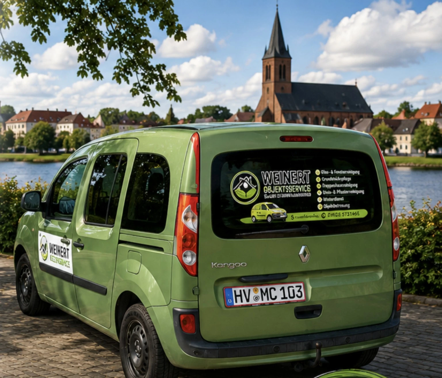 Grüner Firmenwagen von Weinert Objektservice in Havelberg